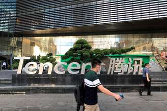 Pessoas passam pela frente do edifício matriz da Tencent, na China. 7/8/2020. REUTERS/David Kirton