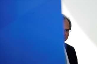 Ministro da Economia, Paulo Guedes, é visto antes de declaração à imprensa para o anúncio de medidas em meio à pandemia de Covid-19, em Brasília
01/04/2020
REUTERS/Ueslei Marcelino