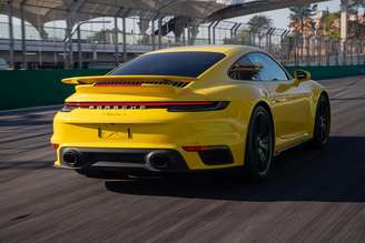 Porsche 911 Turbo S rasga a reta de Interlagos a mais de 250 km/h (pode chegar a 330 de máxima)