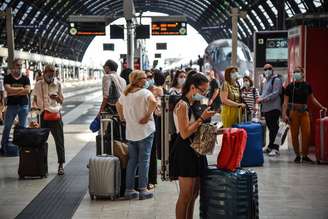 Movimentação na Estação Central de Milão, norte da Itália