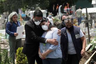 Familiares lamentam morte de homem durante enterro em cemitério na Cidade do México
06/08/2020
REUTERS/Henry Romero