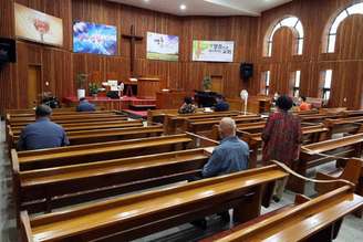 Worshipers maintain distance at Sunday service