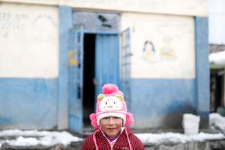 Criança posa para foto na entrada de sua escola em La Rinconada, no Peru
04/10/2019 REUTERS/Nacho Doce