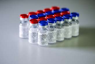 Foto de divulgação de frascos da vacina contra Covid-19 aprovada pela Rússia
06/08/2020 Fundo Russo de Investimento Direto/Divulgação via REUTERS