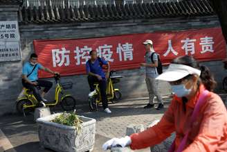 Pessoas em Pequim após uso de máscara deixar de ser obrigatório na cidade
21/08/2020 REUTERS/Tingshu Wang