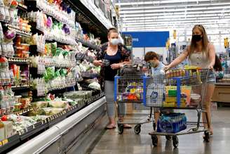 Clientes usam máscaras enquanto fazem compras em uma loja do Walmart em Bradford, Pensilvânia, EUA, 20 de julho de 2020. REUTERS/Brendan McDermid