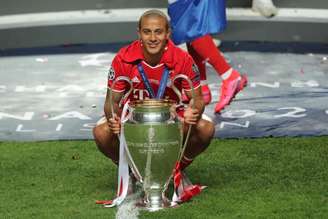 Thiago posando com a taça da Champions conquistada no último domingo (Foto: MIGUEL A. LOPES / POOL / AFP)