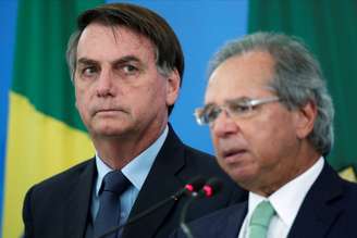 Presidente Jair Bolsonaro ao lado do ministro da Economia, Paulo Guedes. 1/4/2020. REUTERS/Ueslei Marcelino