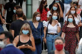 Pessoas usam máscaras de proteção em Nantes, na França
24/08/2020 REUTERS/Stephane Mahe