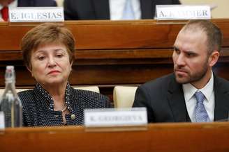 A diretora-gerente do FMI, Kristalina Georgieva, e o ministro da Economia da Argentina, Martín Guzmán, participam de conferência organizada pelo Vaticano. O país sul-americano iniciou conversações com o organismo para renegociar sua dívida. 5 de fevereiro de 2020. REUTERS/Remo Casilli