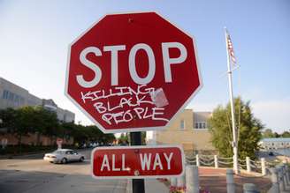 Grafite em placa de trânsito em Kenosha, no Estado norte-americano de Wisconsin
27/08/2020 REUTERS/Stephen Maturen