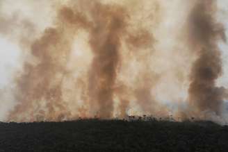 Fumaça proveniente de foco de incêndio na floresta amazônica perto de Humaitá (AM)
26/08/2020
REUTERS/Ueslei Marcelino