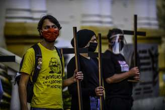 Manifestantes em frente a antiga Câmara Municipal no centro de São José dos Campos, com cruzes contra a volta as aulas o município, que tem apresentado números crescentes de mortes por coronavírus