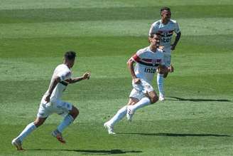 Jogadores do São Paulo comemoram gol marcado diante do Corinthians (Foto: Maurício Rummens/Fotoarena)