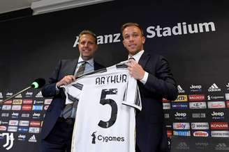 Arthur recebeu a camisa 5 da Juve (Foto: Divulgação/Juventus)