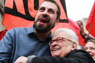 A deputada federal Luiza Erundina acompanha Guilherme Boulos, candidato à Presidência da República pelo PSOL, durante caminhada de campanha na Praça da Sé, no Centro de São Paulo (SP)