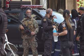 Policial de operações especiais em frente à lanchonete