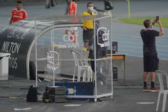 Goleiro do Botafogo derrubou o equipamento do VAR na saída do campo