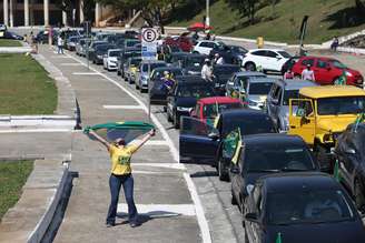 Manifestantes fazem uma carreata em apoio à Operação Lava Jato, na praça Charles Muller, em frente ao Estádio do Pacaembu, na zona oeste de São Paulo