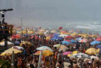 Movimentação intensa de banhistas na praia da Barra da Tijuca, na zona oeste do Rio de Janeiro