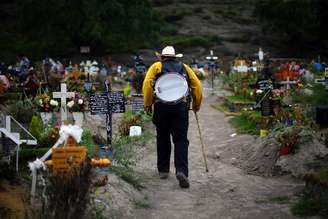 Músico caminha entre túmulos em cemitério em Valle de Chalco, no Estado do México
20/08/2020
REUTERS/Edgard Garrido