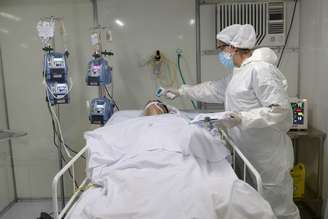 Enfermeira trata paciente com Covid-19 na UTI de hospital de campanha de Guarulhos (SP)
12/05/2020
REUTERS/Amanda Perobelli