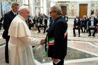 Papa Francisco com o prefeito de Lampedusa, Salvatore 'Totò' Martello