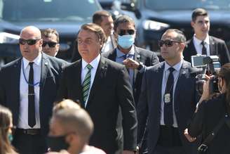 O presidente Jair Bolsonaro participa da Solenidade do Dia da Pátria realizada no Palácio do Alvorada em Brasília (DF), nesta segunda-feira (7). O evento foi restrito a convidados e imprensa, devido à pandemia da Covid-19, para evitar aglomerações. Porém apoiadores do presidente compareceram ao local.