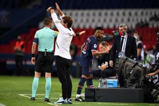 Neymar foi falar com o quarto árbitro ao ser expulso (Foto: FRANCK FIFE / AFP)