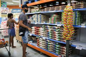 Arroz em prateleiras de supermercado no Rio de Janeiro (RJ) 
10/09/2020
REUTERS/Pilar Olivares