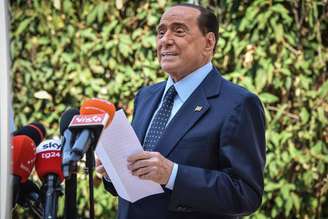 Silvio Berlusconi fala à imprensa após receber alta