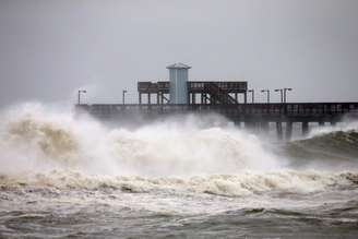 Ondas atingem píer no Alabama ante aproximação do furacão Sally
15/09/2020
REUTERS/Jonathan Bachman