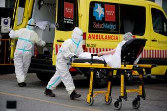 Paciente deixa ambulância de maca em hospital e Madri
10/08/2020
REUTERS/Juan Medina