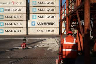 Contêineres da Maersk em centro de logísticas em Tianjin, na China. 12 de dezembro de 2019.  REUTERS/Yilei Sun