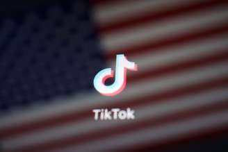 Logotipo do TikTok com a bandeira dos Estados Unidos ao fundo. 19/9/2020. REUTERS/Florence Lo
