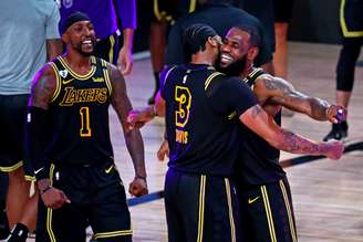 Anthony Davis comemora vitória do Lakers com LeBron James