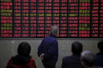 Investidores observam cotações de ativos em painel eletrônico do mercado financeiro. 7/3/2016. REUTERS/Aly Song