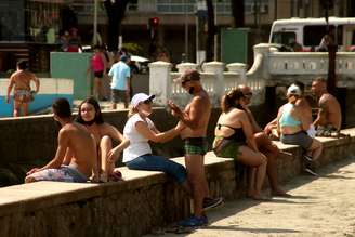 Turista se aglomeraram no litoral paulista com a liberação das praias