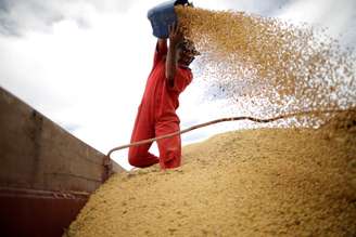 Trabalhador inspeciona grãos de soja em fazenda de Campos Lindos, TO
18/02/2018
REUTERS/Ueslei Marcelino
