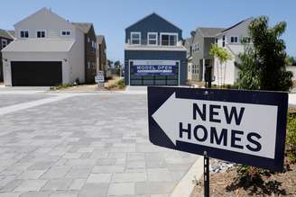 Casas unifamiliares recém-construídas são exibidas à venda em Encinitas, Califórnia, EUA, em 31 de julho de 2019. REUTERS/Mike Blake