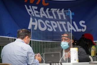 Funcionário do serviço de saúde aplica teste de coronavírus em um homem. 25/9/2020.  REUTERS/Brendan McDermid