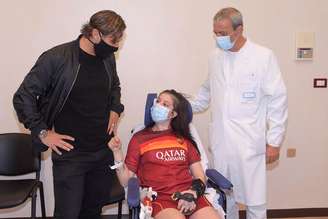 Ex-capitão da Roma Francesco Totti encontra adolescente Ilenia Matilli, hospitalizada desde dezembro após acidente de carro
28/09/2020
Policlinico Gemelli/ Handout via REUTERS