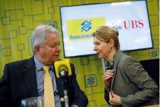O então presidente do Banco do Brasil, Rubem Novaes, e a chefe do UBS no país, Sylvia Coutinho. 7/11/2019. REUTERS/Nacho Doce