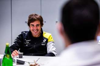 Fernando Alonso durante visita que marcou seu retorno à Renault 