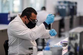 Laboratório da indústria farmacêutica AstraZeneca, que produzirá a vacina de Oxford