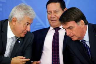 Ministro da Ciência e Tecnologia, Marcos Pontes, ao lado do presidente Jair Bolsonaro e do vice-presidente Hamilton Mourão durante cerimônia em Brasília
08/10/2019 REUTERS/Adriano Machado