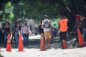 Pessoas passam por ponto de controle ilegal instalado por civis perto da ponte internacional Simon Bolivar durante fechamento de fronteira ordenado pelo governo colombiano como medida de prevenção ao surto de Covid-19
28/09/2020
REUTERS/Juan Pablo Bayona 