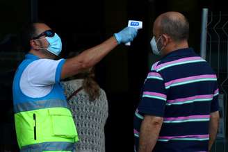 Homem tem sua temperatura checada no bairro de Vallecas, em Madri
29/09/2020
REUTERS/Sergio Perez