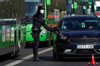 Policial espanhol conversa com pessoas em um carro em um dos postos de controle em meio a um lockdown parcial em Madri
09/10/2020
REUTERS/Juan Medina