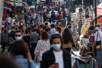 Pessoas com máscaras de proteção caminham em rua movimentada 

REUTERS/Gonzalo Fuentes